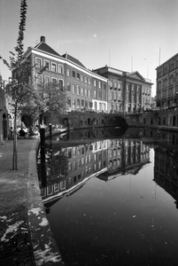 121794 Gezicht over de Oudegracht en op de Stadhuisbrug te Utrecht met op de achtergrond het Stadhuis (Stadhuisbrug 1).